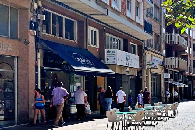 Carrer de Pi i Margall, 10 · Busca el rètol de la clínica: som a l'entresòl