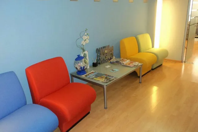 Sala d'espera · Butaques de colors per esperar amb calma